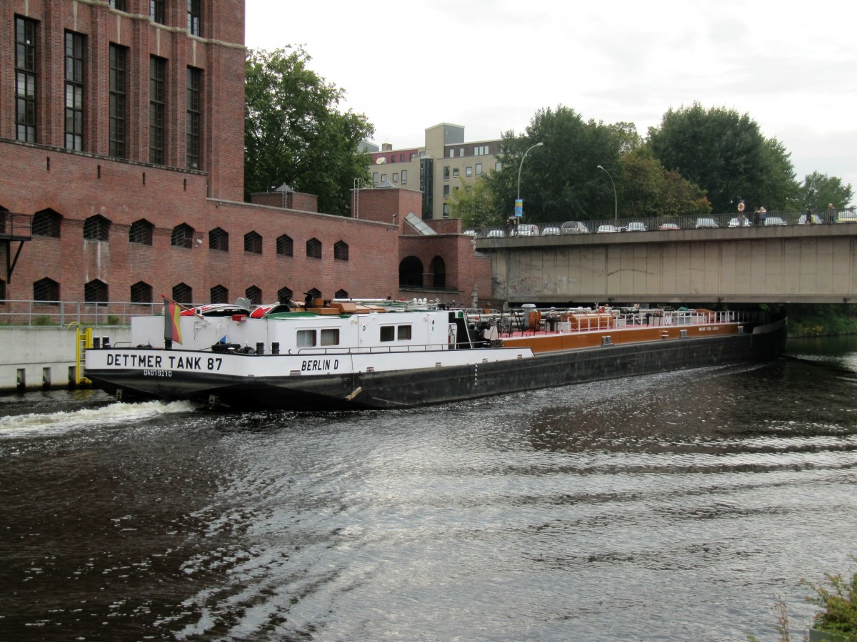 TMS Dettmer Tank 87 , 04019210 , 80 x 9m , am 07.10.2014 im Teltowkanal auf Talfahrt im Bereich Hf.Tempelhof / Ullsteinhaus. Das TMS unterquert die Stubenrauchbrücke.