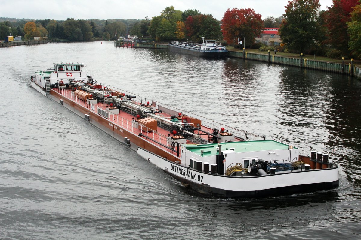 TMS Dettmer Tank 87 , 04019210 , 80 x 9m , lief am 19.10.2016 auf der Havel in Berlin-Spandau ein. Im Hintergrund liegt das TMS Navio , 04005120 , ex Dettmer Tank 33.