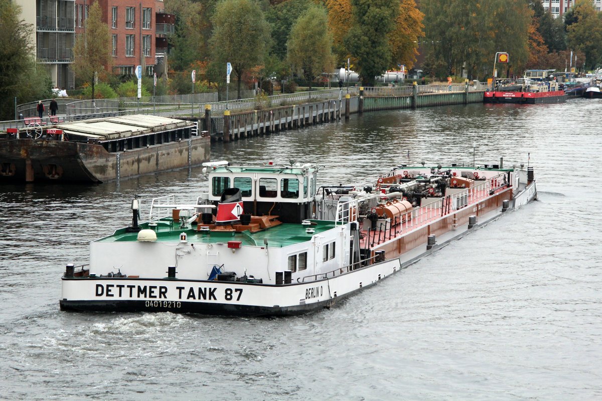 TMS Dettmer Tank 87 , 04019210 , 80 x 9m , der  letzte Berliner  in der Dettmer Flotte , am 19.10.2016 auf der Havel in Berlin-Spandau zu Berg.