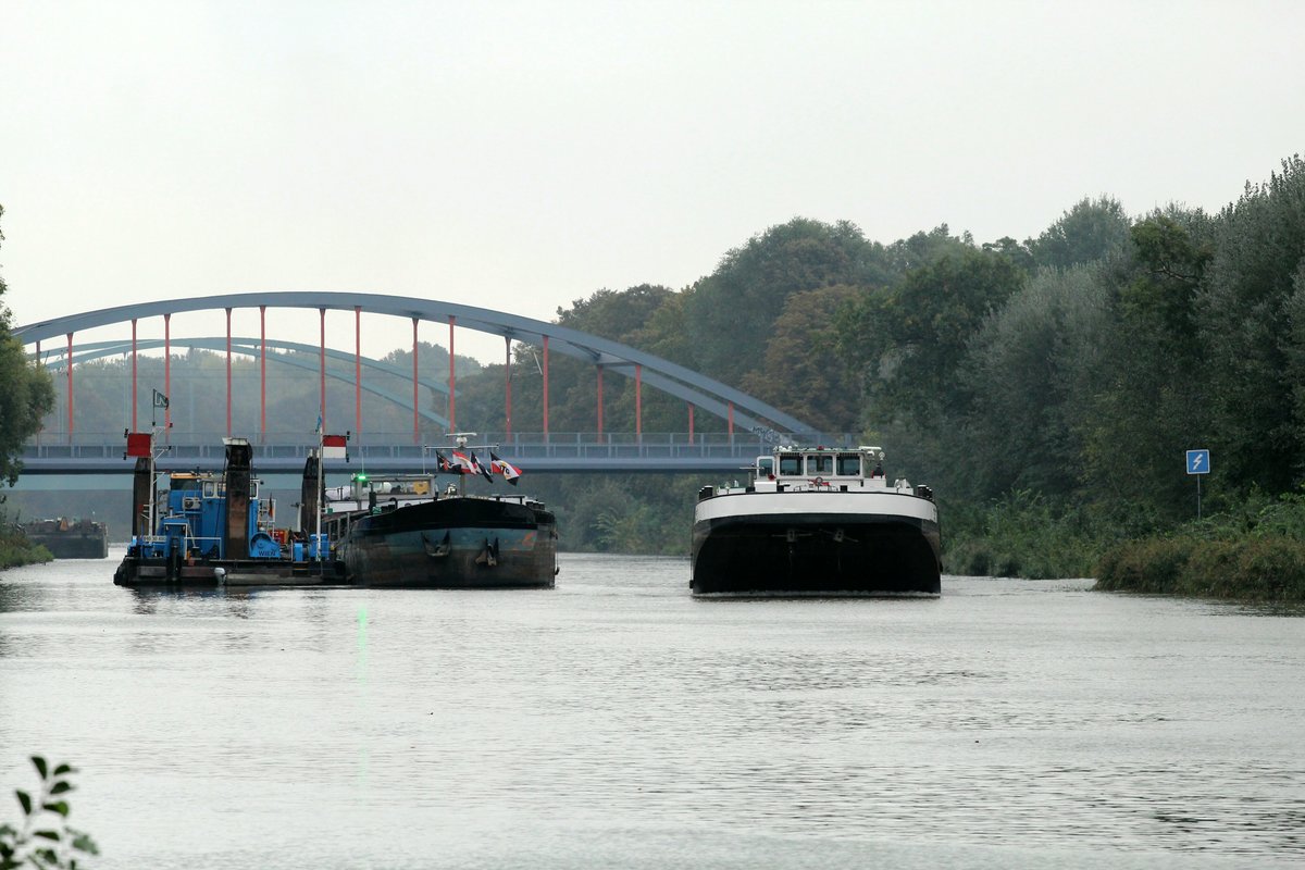 TMS Dettmer Tank 87 , 04019210 , 80 x 9m , am 13.10.2016 aus Berlin kommend im Sacrow-Paretzer-Kanal (UHW) bei Marquardt beim Passieren einer Wasserbaustelle auf Talfahrt.