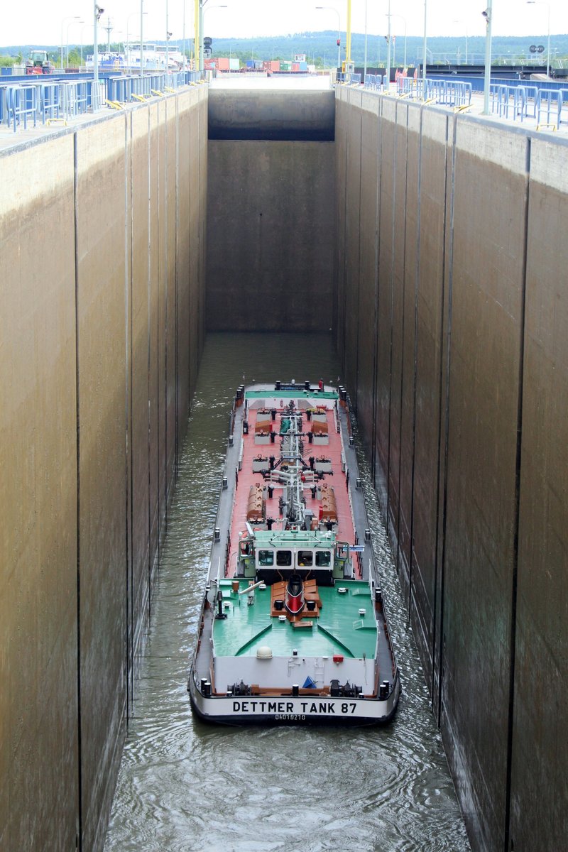 TMS DETTMER TANK 87 (04019210 , 80 x 9) am 19.07.2016 bei der Einfahrt in die Schleuse Uelzen II. Das meines Wissens noch einzige in Berlin gemeldete TMS der Dettmer-Flotte wurde zu Berg geschleust. Es ist immer wieder eine Freude dieses TMS zu sehen - als Berliner.