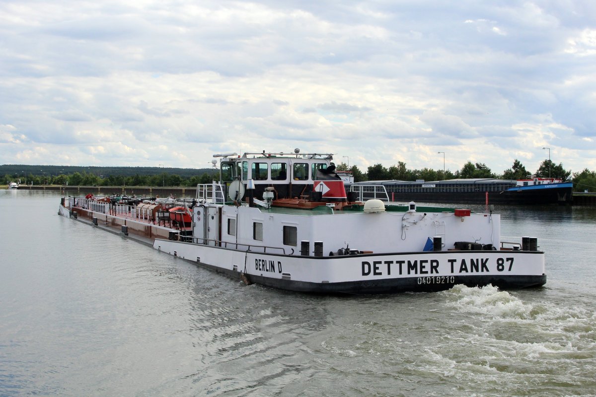 TMS DETTMER TANK 87 (04019210 , 80 x 9m) am 19.07.2016 nach der Bergschleusung in Uelzen II im Oberen Vorhafen bzw. dem Elbeseitenkanal.