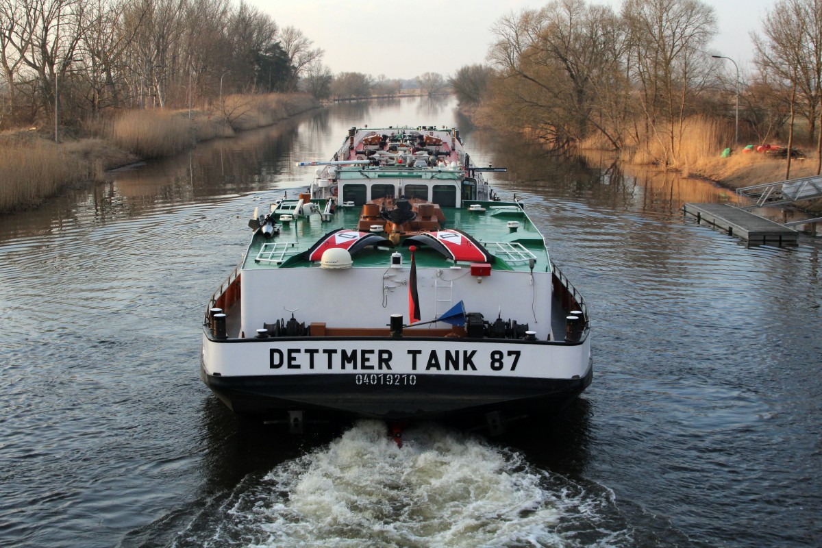 TMS Dettmer Tank 87 (ENI 04019210 , 80 x 9m) konnte am 10.03.2015 nach der Talschleusung in der Schleuse Garz seine Fahrt auf der UHW (Havel) Richtung Havelberg fortsetzen.