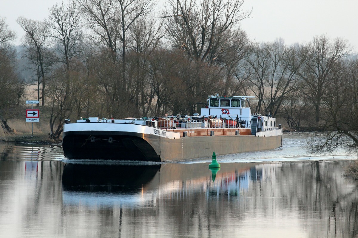 TMS Dettmer Tank 87 (ENI 04019210 , 80 x 9m) war am 10.03.2015 auf der Havel (UHW) bei Strodehne auf Talfahrt.