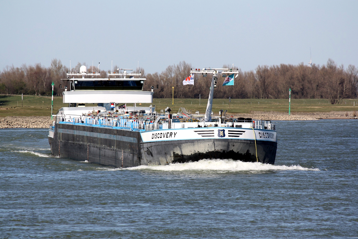 TMS DISCOVERY (ENI:02327672) L.125 m B.11,45 m T.3492 auf dem Rhein am 19.03.2022 zu Berg in  Xanten.