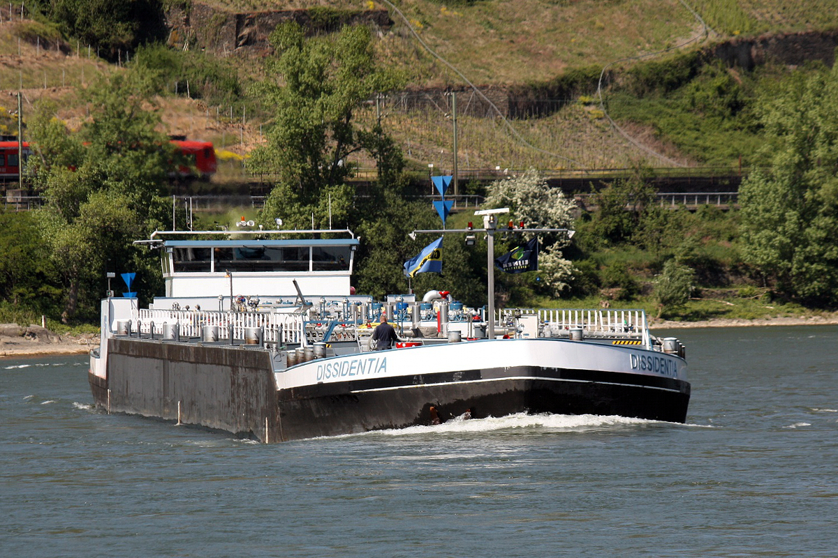 TMS Dissidentia (ENI:02320299) L.110m B.11,40m T.2850 am 05.05.2018 bei Oberwesel zu Berg.