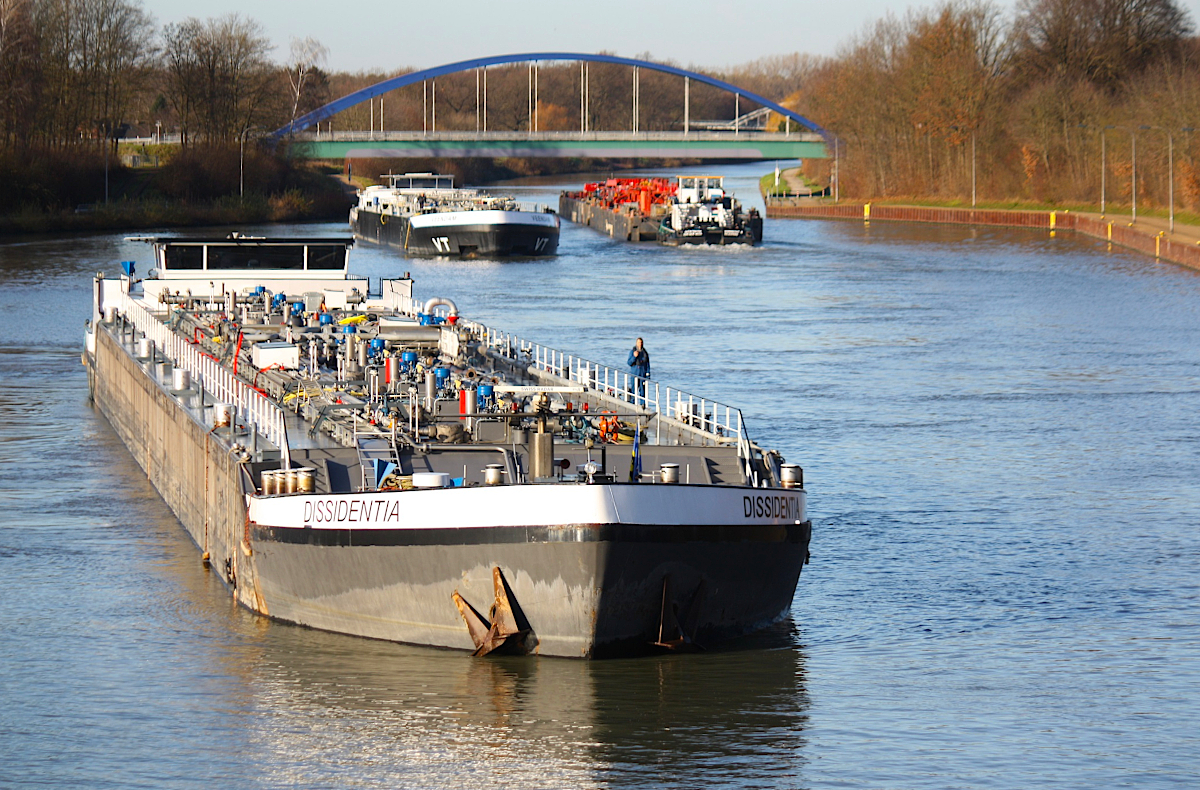 TMS DISSIDENTIA (ENI:02320299)L.110m B.11,40 T 2850 Flagge Niederlande am 18.12.2020 bei der Einfahrt in die Schleuse Ahsen.