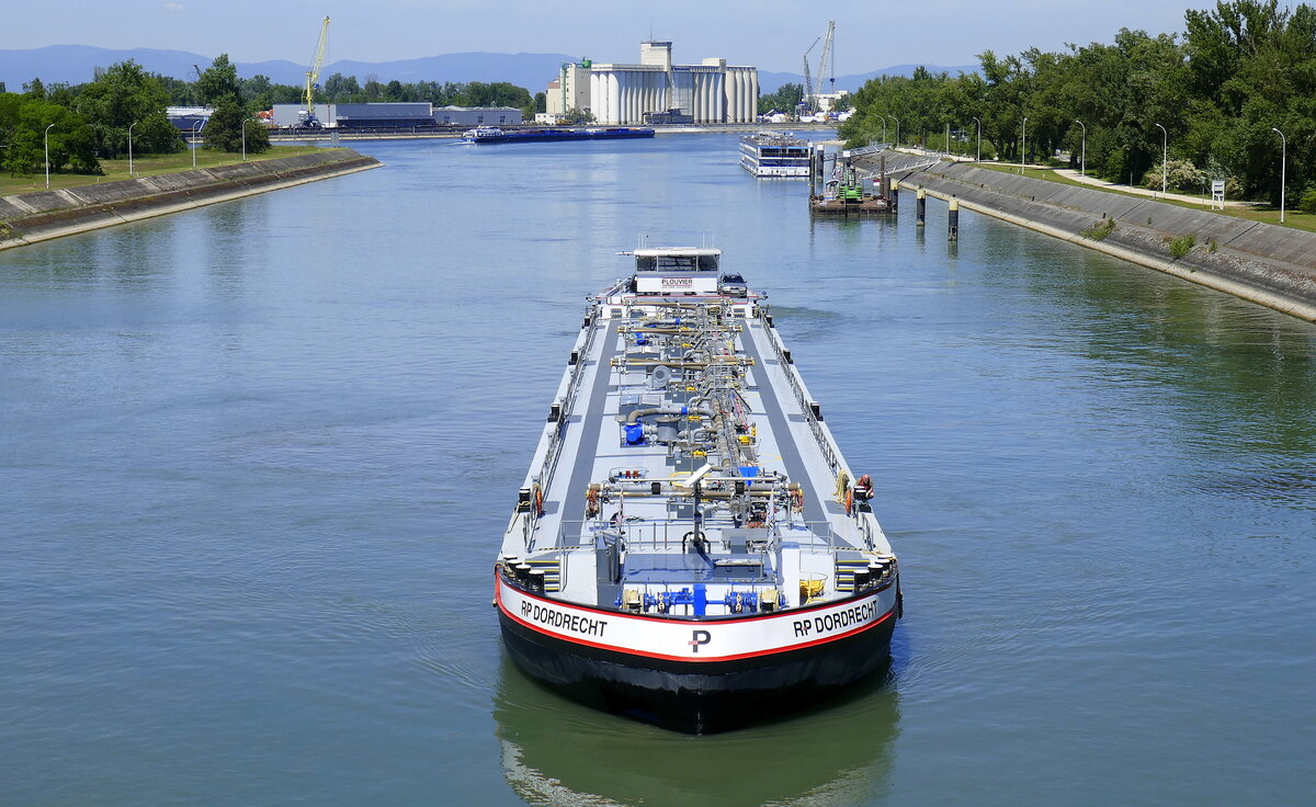 TMS DORDRECHT ENI 02335652, rheinaufw�rts bei der Einfahrt in die Schleuse Vogelgr�n/Elsa�, Mai 2026