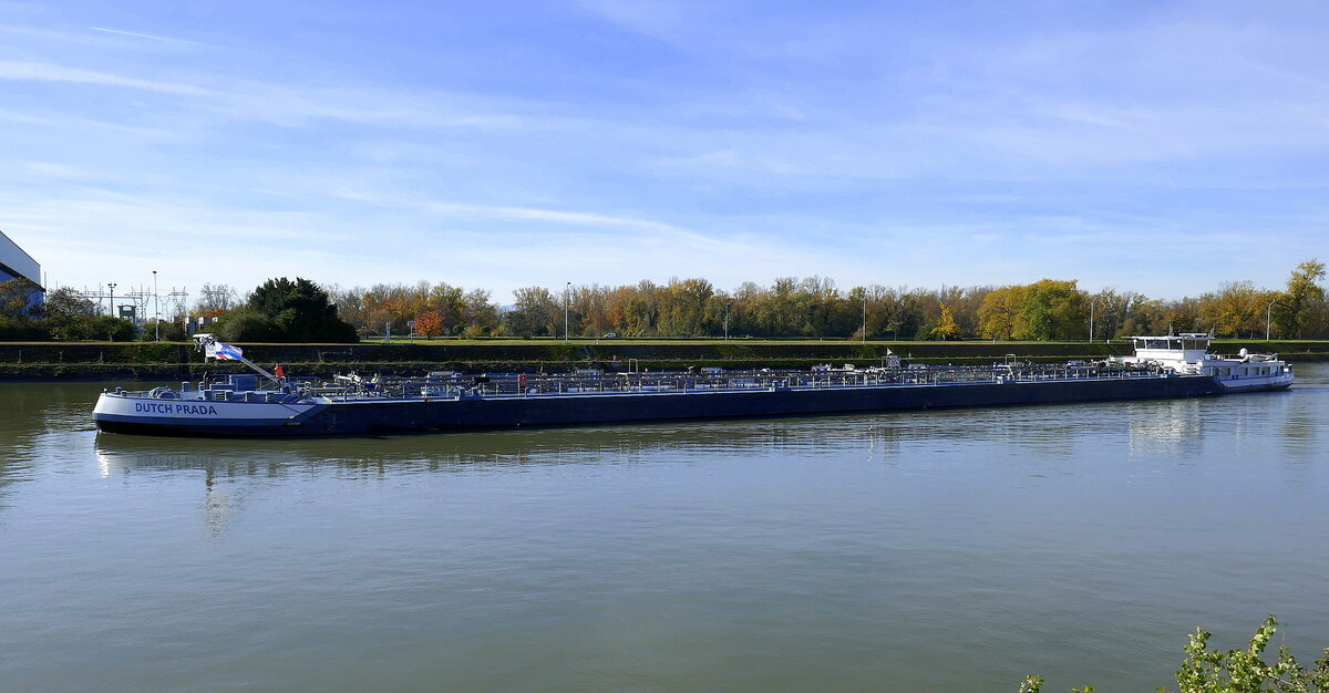 TMS Dutch Prada, ENI 02332887, rheinaufwärts vor der Staustufe Vogelgrün/Elsaß, Nov.2025