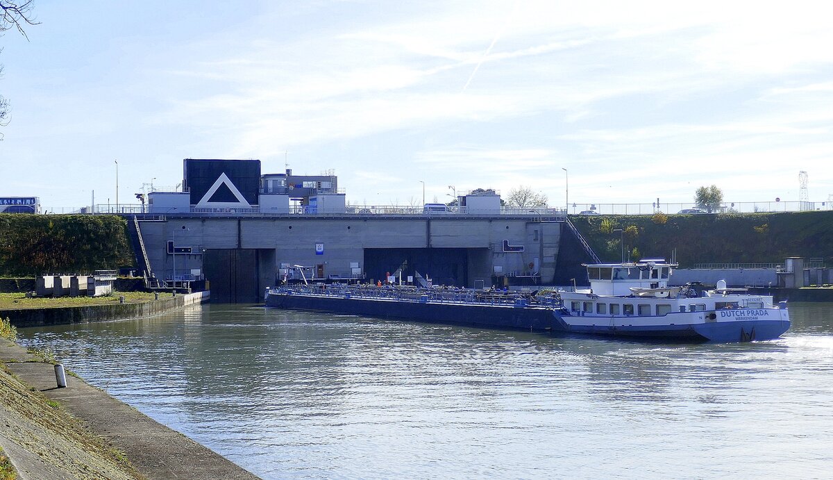 TMS Dutch Prada, ENI 02332887, rheinaufwärts vor der Staustufe Vogelgrün/Elsaß, Heckansicht, Nov.2025