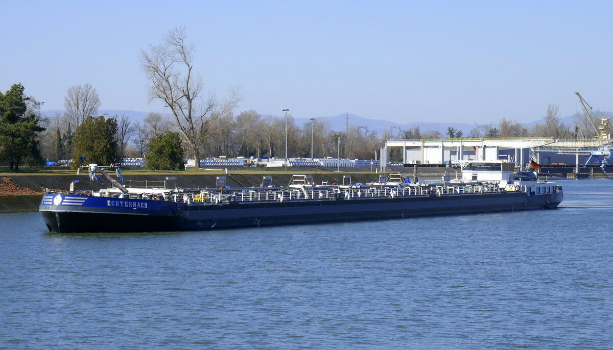 TMS ECHTERNACH ENI 02327187, rheinaufw�rts in Wartestellung vor der Staustufe Vogelgr�n/Elsa�, Feb.2026