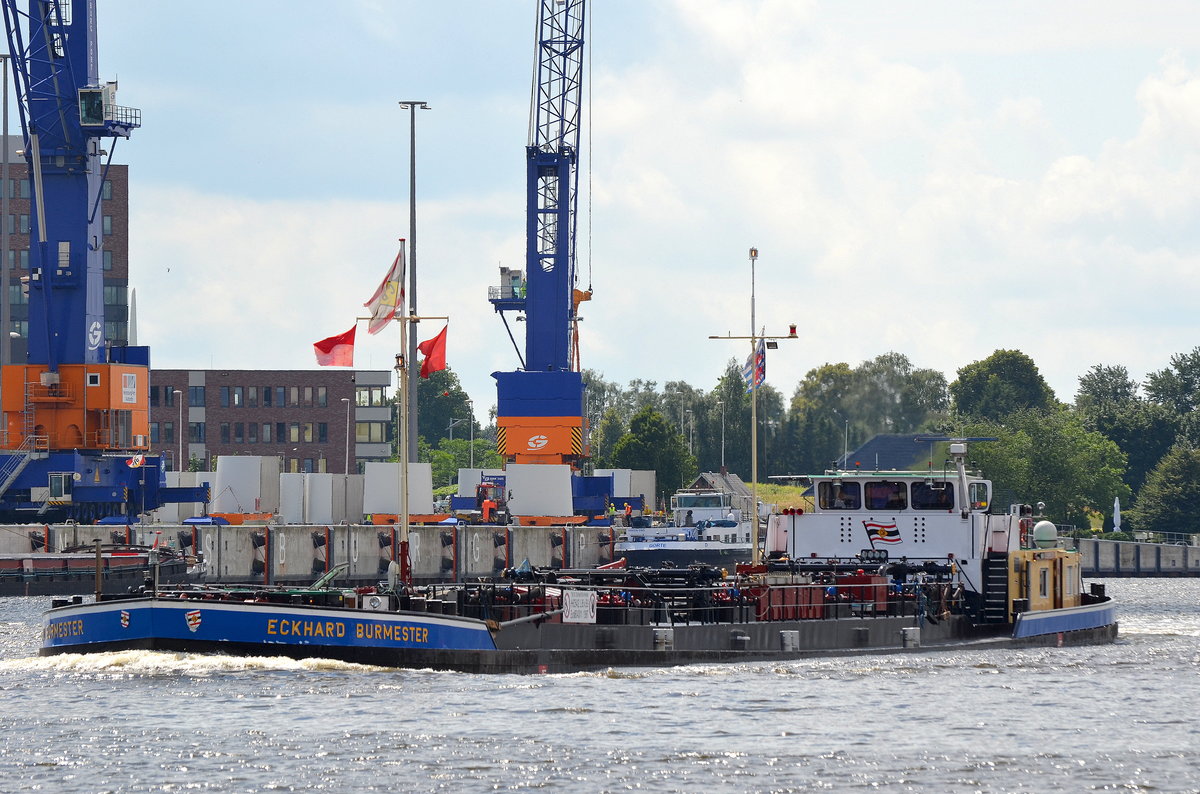 TMS Eckhard Burmester Flagge:Niederlande Länge:85.0m Breite:9.0m passiert die Eisenbahnhochbrücke Rendsburg im Nord-Ostsee-Kanal am 04.07.16