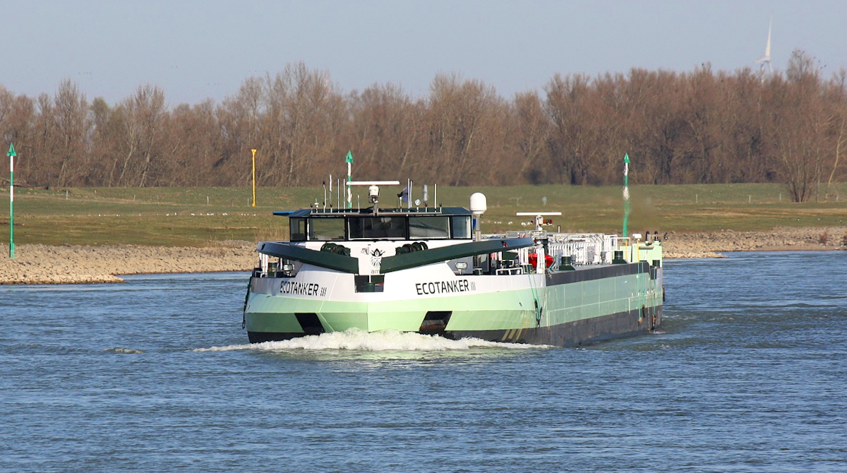 TMS ECOTANKER III (ENI:02335378) L.110 m B.11,44 m T 2877 Flagge Niederlande auf dem Rhein am 18.03.2022 in Xanten zu Berg.