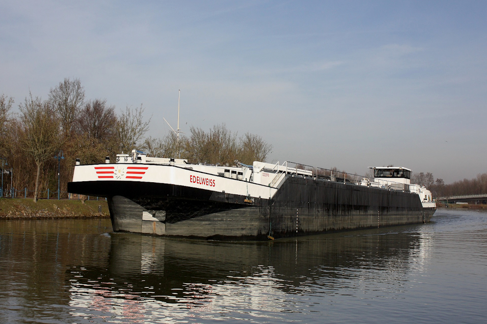 TMS EDELWEISS (ENI:02325918) L.86 m B.11,45 m T 2127 Flagge Niederlande auf dem DEK am  15.02.2023 zu Berg am Dattelner Meer.