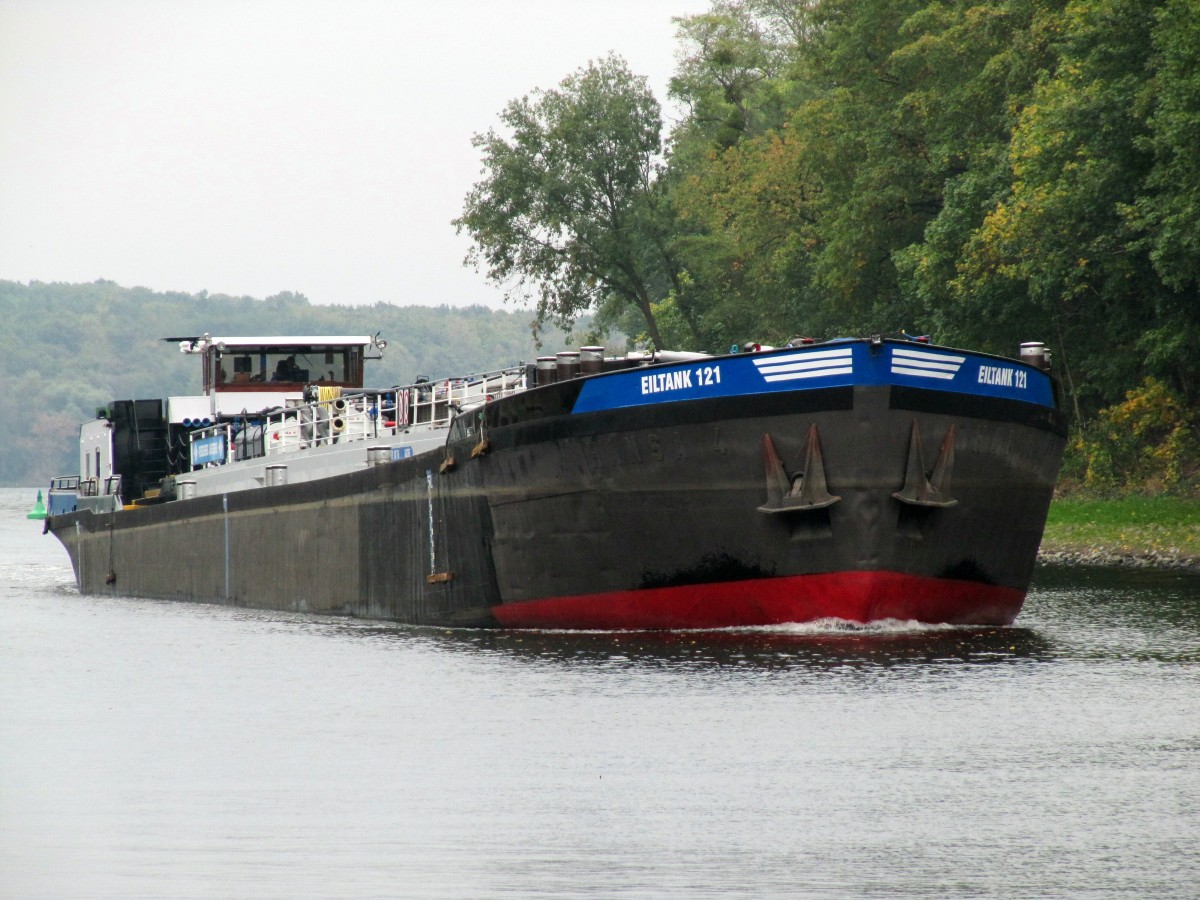 TMS Eiltank 121 , 04003660 , 85x9,5m , am 07.10.2014 im Sacrow-Paretzer-Kanal zw. Jungfernsee und Weisser See auf Talfahrt.