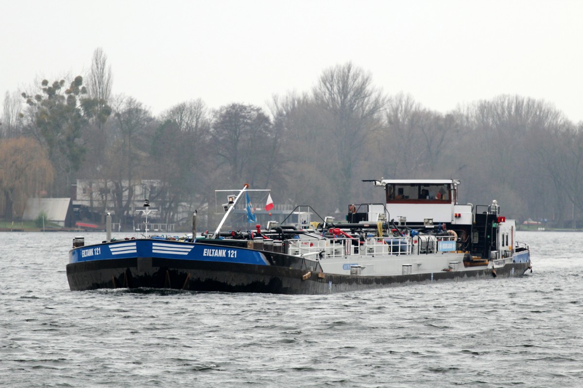 TMS Eiltank 121 (04003660 , 86 x 9,5m) am 05.01.2015 im Weißer See / Sacrow-Paretzer Kanal auf Bergfahrt Richtung Berlin.