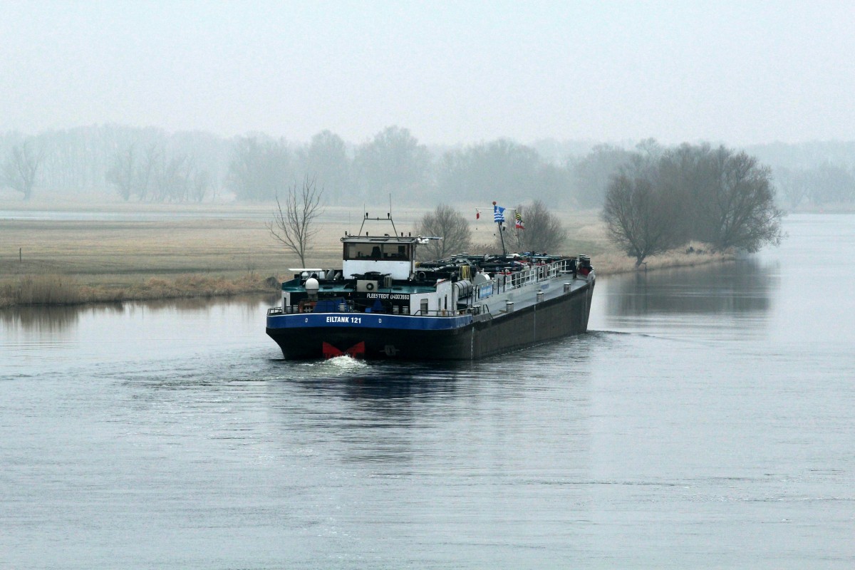 TMS Eiltank 121 (ENI 04003660 , 86 x 9,50m) am 10.03.2015 auf der UHW (Havel) bei Strodehne auf Talfahrt Richtung Havelberg.