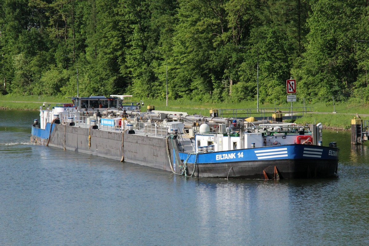 TMS Eiltank 14 (04400790 , 86 x 9,5m) am 11.05.2018 bei der Anfahrt zur Schleuse Hesselte im Dortmund-Ems-Kanal zu Berg.