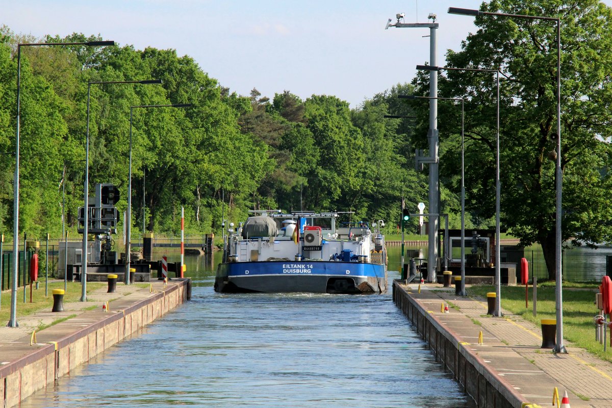 TMS Eiltank 14 (04400790 , 86 x 9,5m) am 11.05.2018 beim Verlassen der Schleuse Hesselte weiter zu Berg im Dortmund-Ems-Kanal.