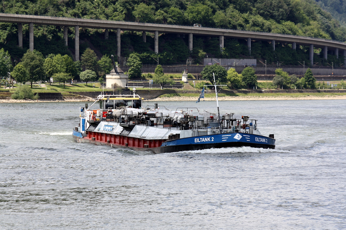 TMS EILTANK 2 (ENI:02310027) L79,75 m B.9,49 m T 930 Baujahr 1957 Flagge Deutschland auf dem Rhein zu Berg am 01.06.2022 bei Andernach.