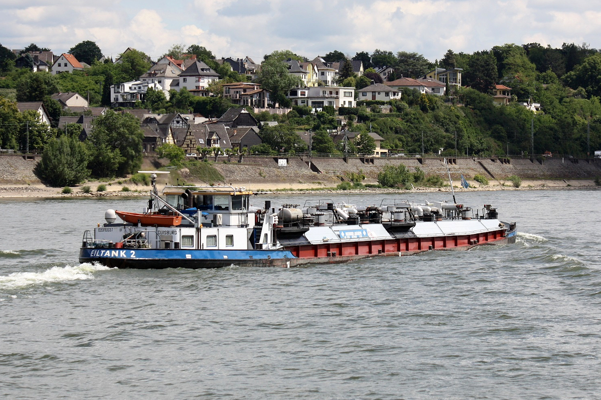 TMS EILTANK 2 (ENI:02310027) L79,75 m B.9,49 m T 930 Baujahr 1957 Flagge Deutschland auf dem Rhein zu Berg am 01.06.2022 bei Andernach.