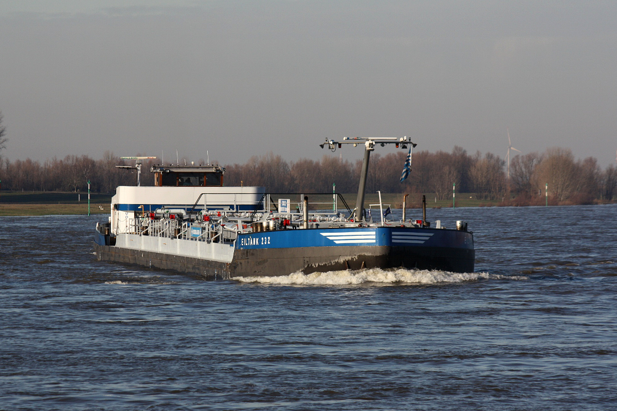 TMS Eiltank 232 (ENI:05501960) L.110m B.10m To.2599 am 20.01.2019 auf dem Rhein bei Xanten zu Berg.