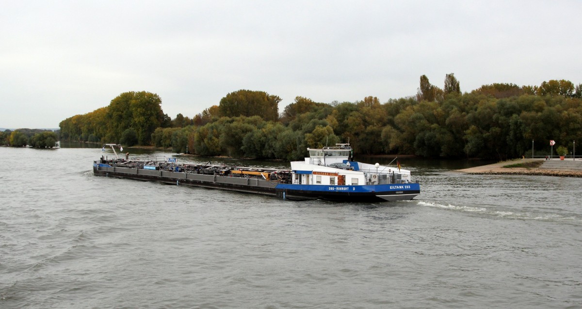 TMS Eiltank 233 (05501980 , 110 x 11,40) am 20.10.2014 bei Rhein-km 519 auf Bergfahrt.