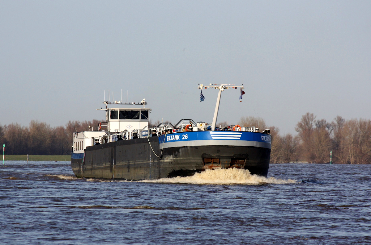 TMS EILTANK 26 (ENI:04806400) L.85,98 m B.9,50 m T1677 Flagge Deutschland am 06.01.2022 auf dem Rhein in Xanten zu Berg.