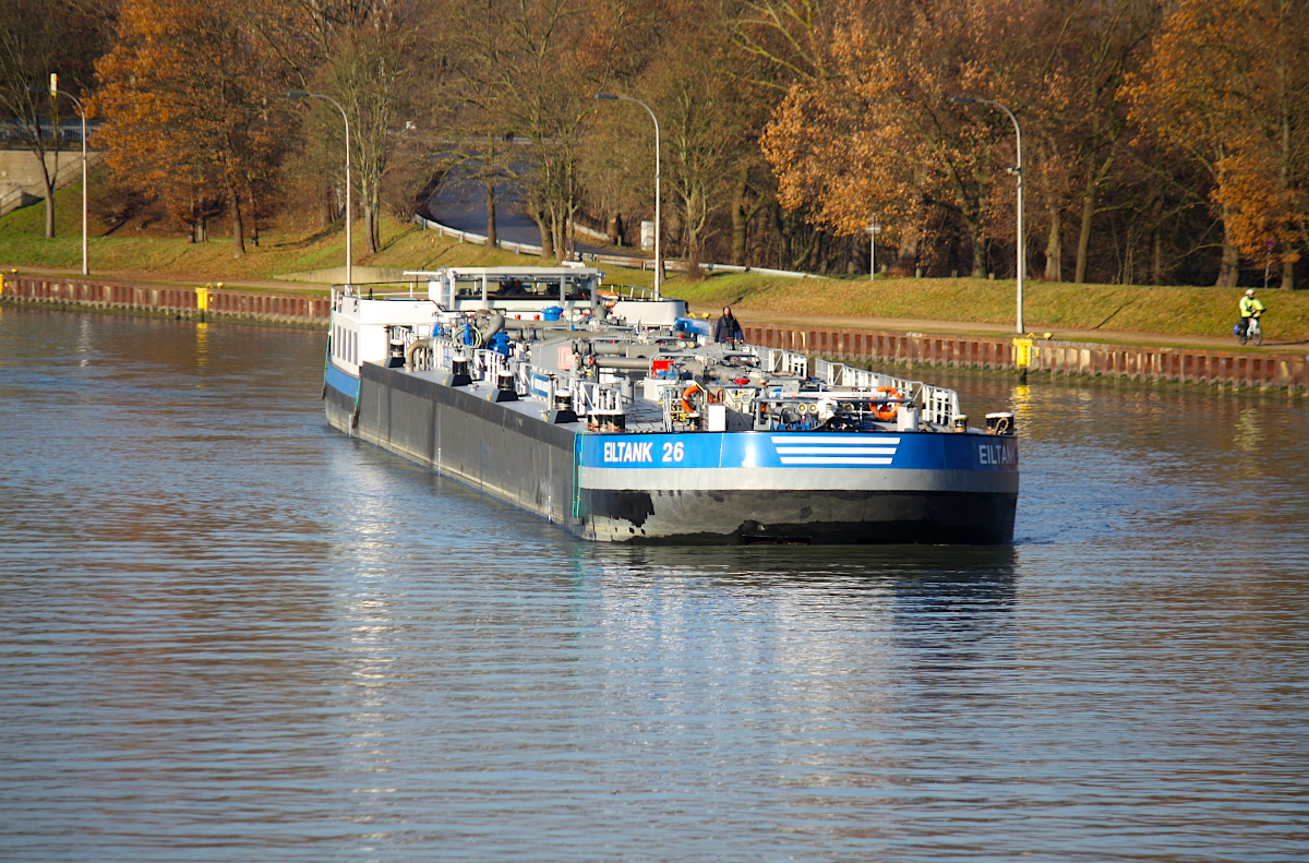 TMS EILTANK 26 (ENI:04806400) L.85,98m B.9,50m T 1677 Flagge Deutschland am 16.12.2020 bei der Einfahrt in die Schleuse Datteln.