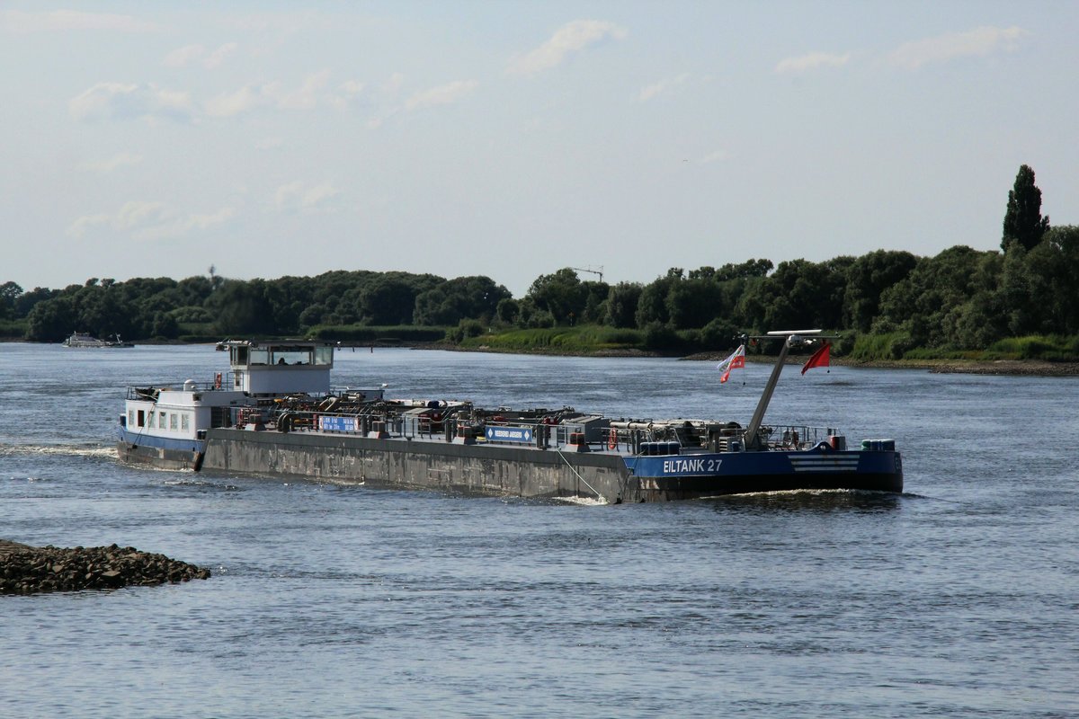 TMS Eiltank 27 (04806840 , 85,98 x 9,60m) am 19.07.2019 zw. Zollenspieker und Laßrönne auf Elbe-Bergfahrt.