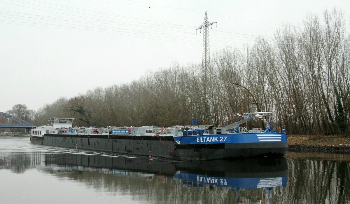 TMS  EILTANK 27  (04806840 , 85,98 x 9,60m)  befuhr am 08.12.2023 den Sacrow-Paretzer-Kanal /  UNTERE HAVEL-WASSERSTRASSE  Höhe km 26 bei Marquardt zu Tal. Das TMS kam aus Berlin.