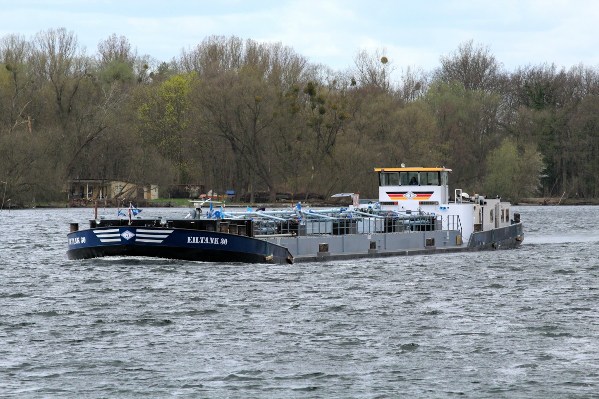 TMS Eiltank 30 (05306970 , 80 x 9m) am 13.04.2015 im Weißer See / Sacrow-Paretzer Kanal zu Berg Richtung Berlin. 