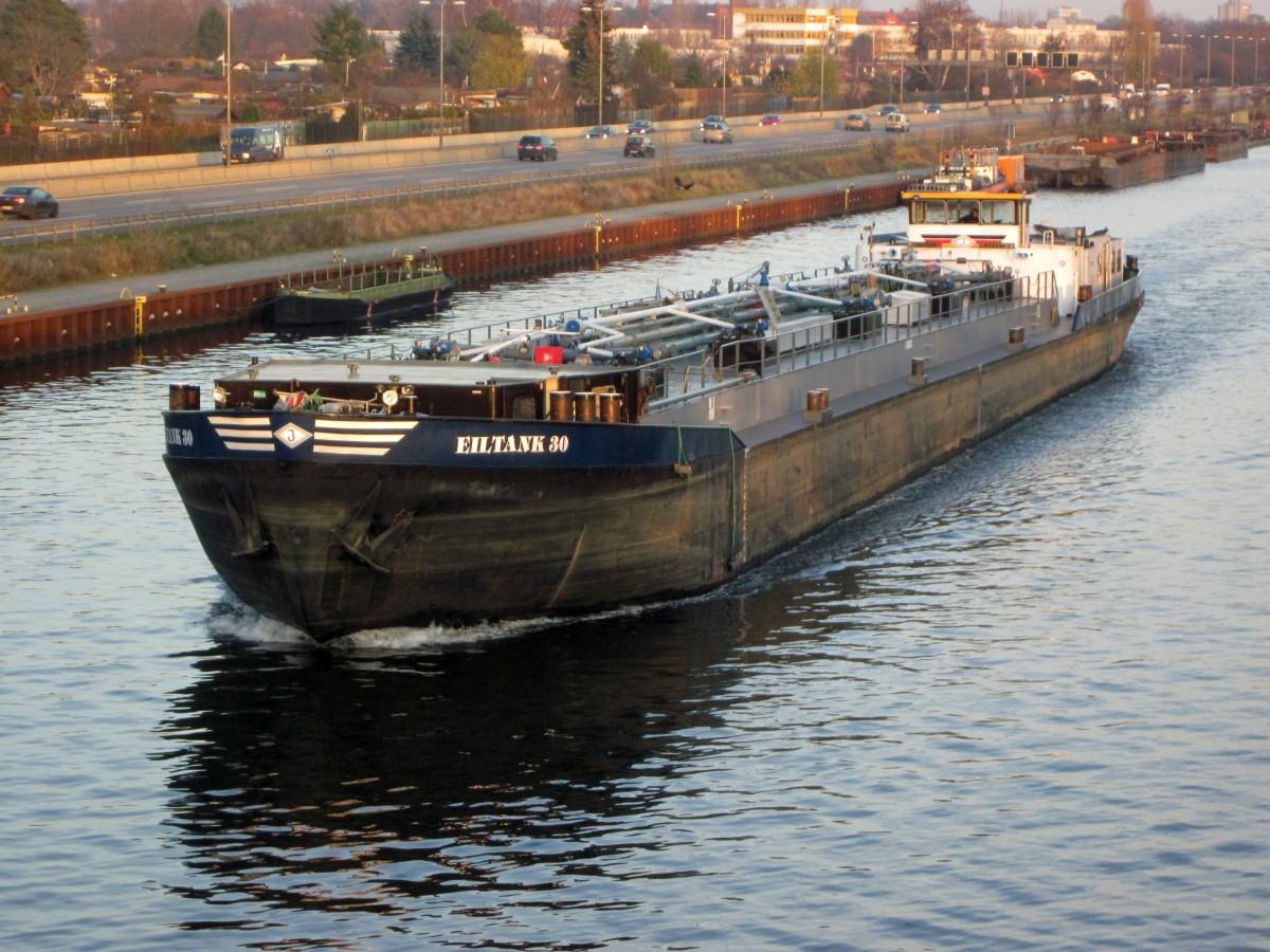 TMS Eiltank 30 (05306970 , 80 x 9m) fuhr am 08.12.2015 nach dem Löschen im Berliner Westhafen den Westhafenkanal zu Tal Richtung Schleuse Charlottenburg.