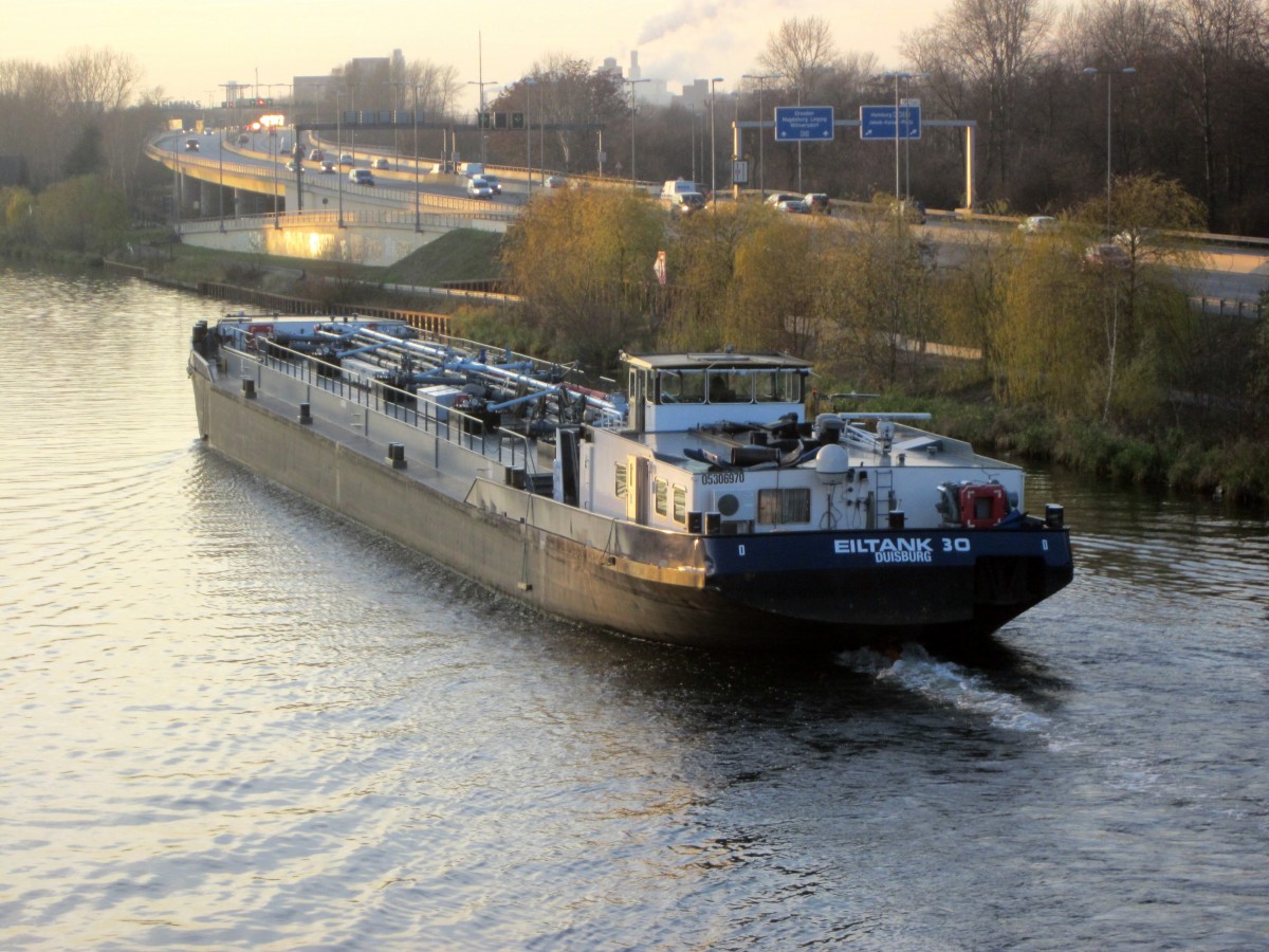 TMS Eiltank 30 (05306970 , 80 x 9m) am 08.12.2015 auf dem Westhafenkanal in Berlin-Charlottenburg zu Tal. Gelöscht wurde im Westhafen Becken II.