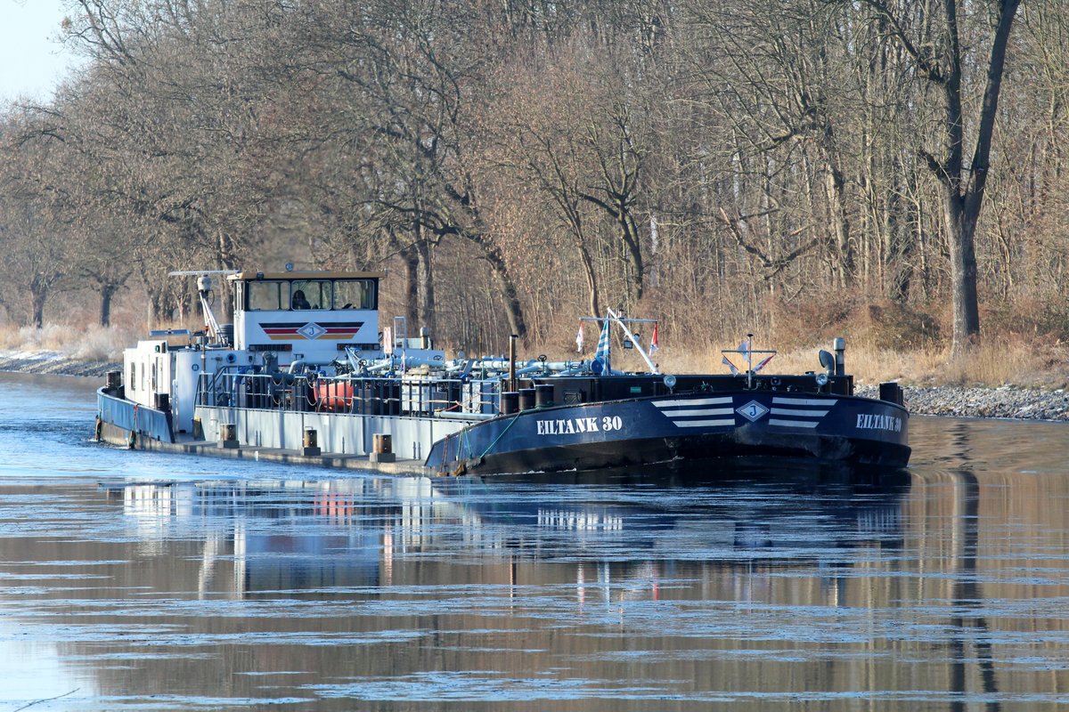 TMS Eiltank 30 (05306970 , 80 x 9m) am 17.01.2017 im Sacrow-Paretzer-Kanal (UHW) zw. Göttinsee und km 30 zu Berg zum Berliner Westhafen.