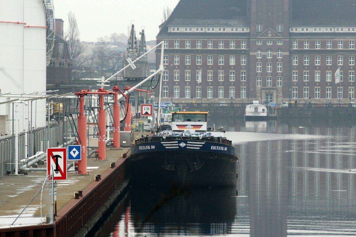 TMS Eiltank 30 (05306970 , 80 x 9m) löschte am 18.01.2017 seine Ladung bei der Unitank im Becken II des Berliner Westhafens.