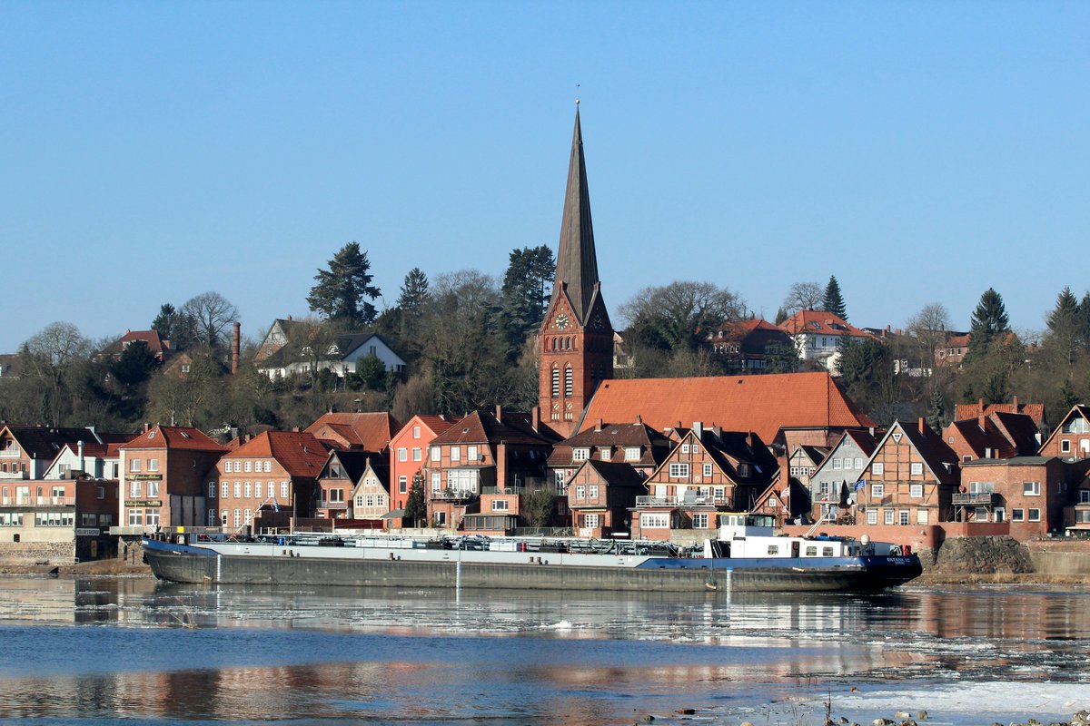 TMS Eiltank 30 (05306970 , 79,90 x 9m) am 14.02.2017 vor der Kulisse von Lauenburg / Elbe auf Talfahrt.