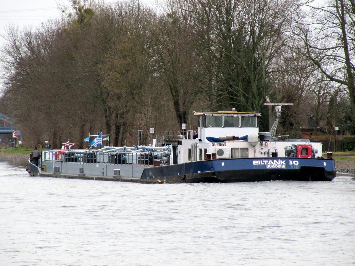 TMS Eiltank 30 (05306970 , 80 x 9m) , ein  Einhüller  , am 14.12.2017 bei Schlänitzsee im Sacrow-Paretzer-Kanal / UHW auf Bergfahrt. Die Zeit dieser  älteren TMS  läuft langsam ab ?! Es ist schade , denn diese Generation von Schiff haben teilweise noch ältere Motore mit einem satten Klang - hört sich sehr gut an. 