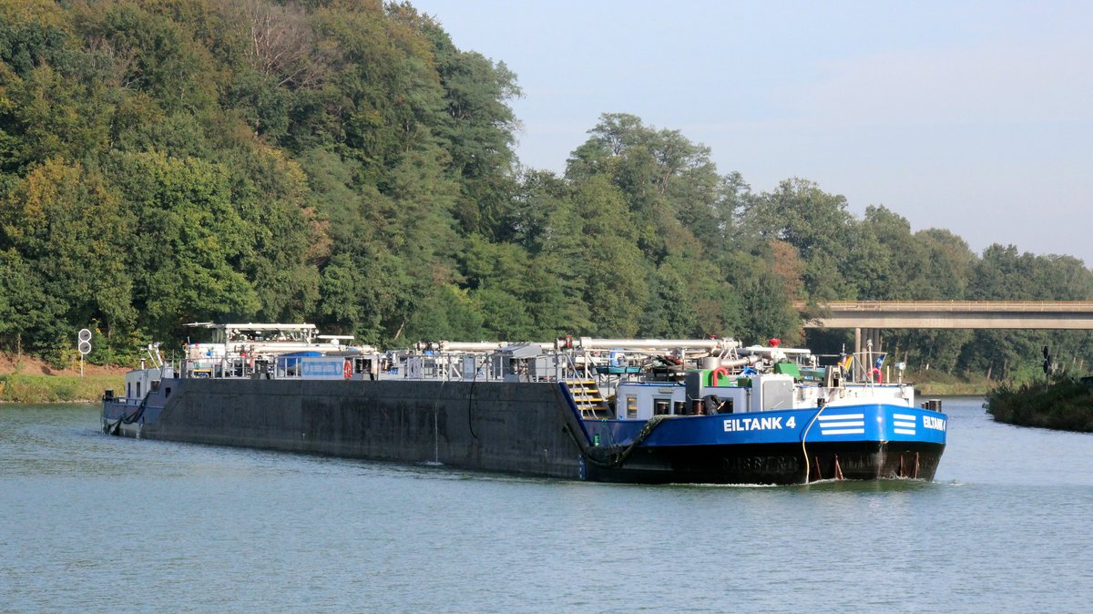 TMS  EILTANK 4  (04605930 , 84,7 x 9,5m) am 02.10.2020 im Nassen Dreieck , aus dem MITTELLANDKANAL kommend , fuhr nach Backbord in den Dortmund-Ems-Kanal zu Berg ein. 