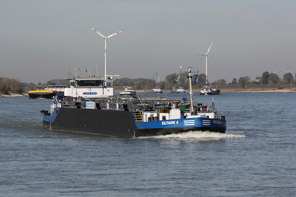 TMS Eiltank 4 (ENI:04605930)L.84,70m B.9,50m T.1352  am 05.10.2018 auf dem Rhein bei Xanten zu Berg.