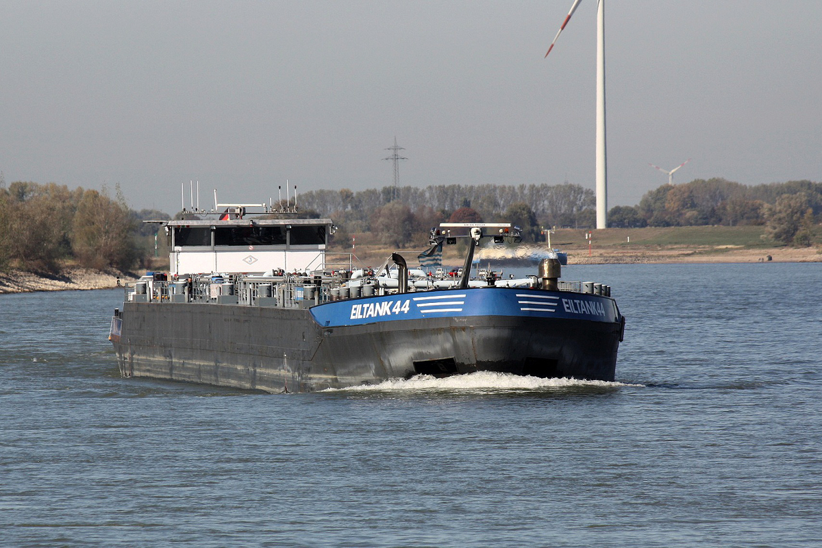 TMS Eiltank 44 (ENI:04804180) L.124,86m B.11,40m T.3300 am 05.10.2018 auf dem Rhein bei Xanten zu Berg.