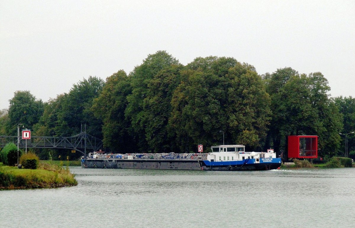 TMS  EILTANK 68  (04808560 , 84,73 x 9,48m) am 03.10.2020 im Nassen Dreieck. Das TMS kam vom Mittellandkanal zu Tal und bog nach Steuerbord in den  DORTMUND-EMS-KANAL  zur Schleuse Bevergern ein.