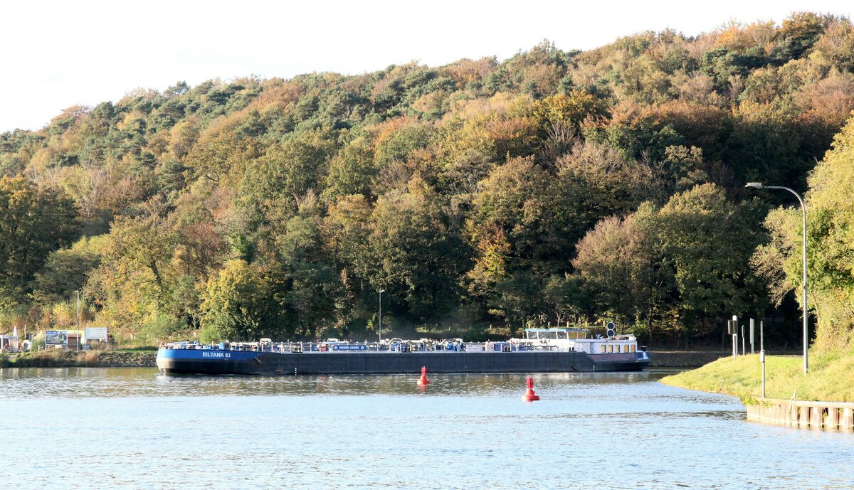 TMS EILTANK 83 (ENI 02332867 , 85,85 x 9,60m) kam am 26.10.2024 vom  MITTELLANDKANAL  zum Nassen Dreieck. Dort bog das TMS nach Backbord in den DEK zu Berg ein.