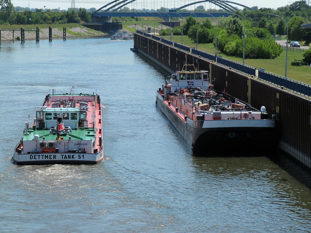 TMS-Einhüller-Treffen am 19.06.2017 im Rothenseer Verbindungskanal (Unterwasser der Schleuse Rothensee. TMS Dettmer Tank 53 (04017280 , 80 x 9m) wartet auf die Bergschleusung zum Mittellandkanal und das TMS Dettmer Tank 51 (04014550 , 85 x 9m) fährt zum Löschen in den Magdeburger Hafen. Diese TMS dürfen meines Wissens nur noch bis Ende 2018 fahren , man muß diese Zeit mit den  schönen Maschinengeräuschen  noch geniessen - als Spotter. 