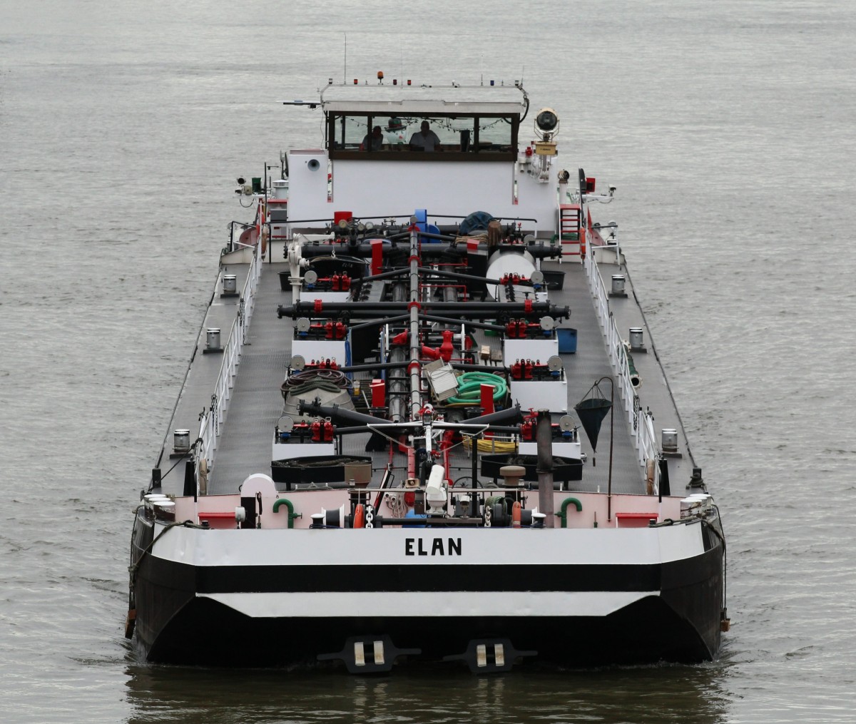 TMS Elan (04005380 , 80 x 9m) am 18.12.2014 im Unterwasser der Schl. Rothensee. Das TMS fuhr zur Bergschleusung in diese ein. 