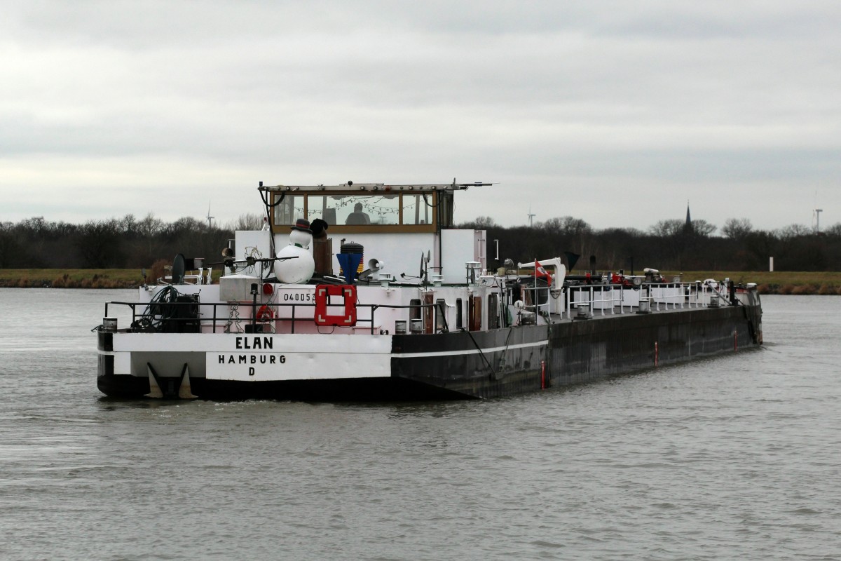 TMS Elan (04005380 , 80 x 9m) hatte am 18.12.2014 nach der Bergschleusung die Schleuse Rothensee verlassen und fuhr nach Backbord in den MLK ein.