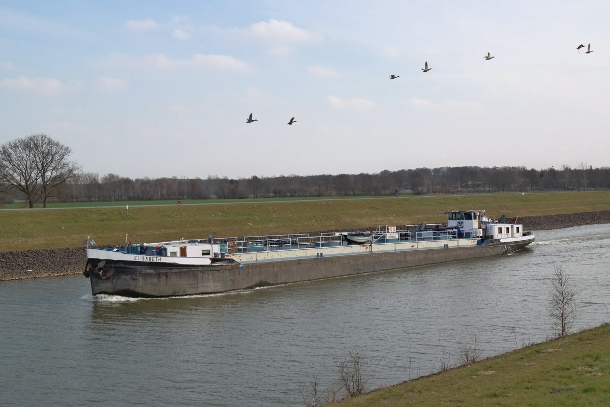 TMS ELISABETH, mit Baujahr 1941 sicher eines der ältesten Tankschiffe, ENI 05500070, auf dem Elbe-Seiten-Kanal vom Schiffshebewerk Scharnebeck kommend in Richtung Elbe; 28.03.2015
