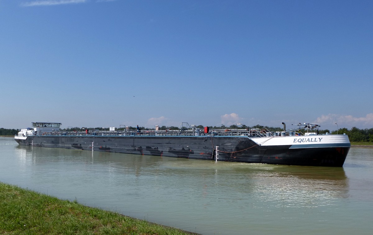 TMS  Equally , auf dem Rheinseitenkanal bei Rheinau(Rhinau), der Tanker mit Heimathafen Remich/Luxemburg wurde 2013 gebaut, ist 105m lang, Ladekapazitt 2765t, Aug.2014