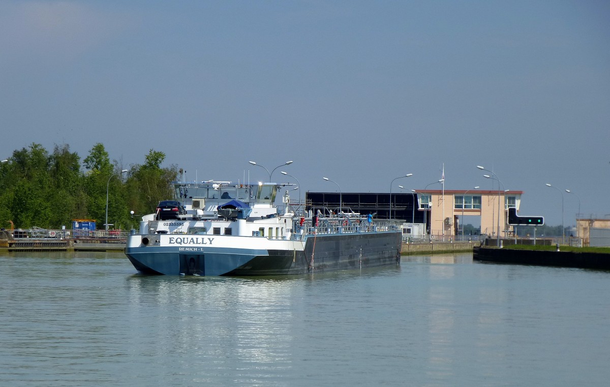 TMS  Equally , Millimeterarbeit bei der Einfahrt in die Schleusenkammer der Staustufe Rheinau(Rhinau) am Rheinseitenkanal, Aug.2014