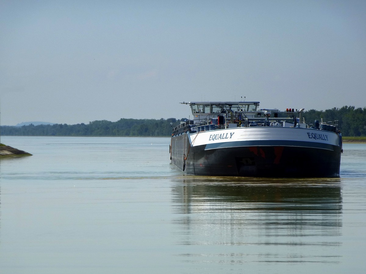 TMS  Equally , wartet auf die Einfahrt in die Schleuse an der Staustufe Rheinau(Rhinau), Aug.2014